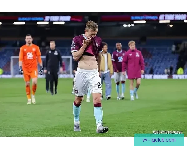 卢顿足球队遗憾降级英超无缘新赛季,重返英冠联赛争取再度崛起 卢顿足球队遗憾降级英超无缘新赛季,重返英冠联赛争取再度崛起